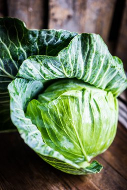 Ahşap arka plan üzerinde çiğ lahana