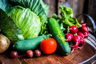 Tahta arka planda taze sebzeler