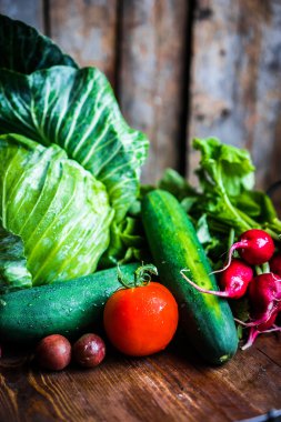 Tahta arka planda taze sebzeler