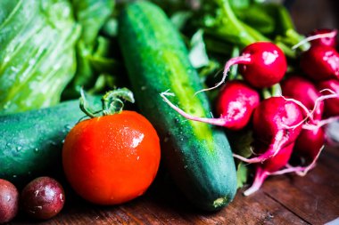 Tahta arka planda taze sebzeler