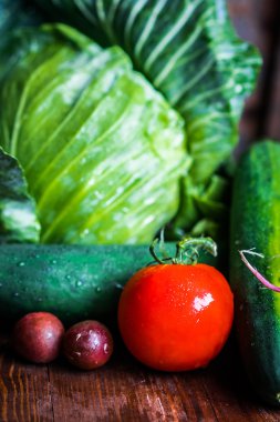 Tahta arka planda taze sebzeler