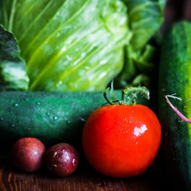 Tahta arka planda taze sebzeler