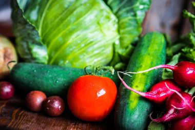 Tahta arka planda taze sebzeler