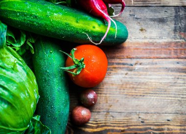 Tahta arka planda taze sebzeler