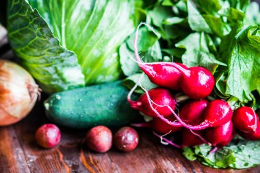 Tahta arka planda taze sebzeler