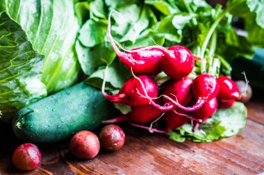 Tahta arka planda taze sebzeler