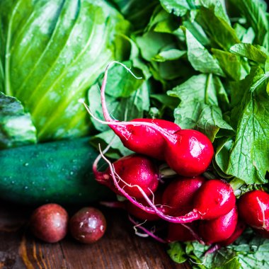 Tahta arka planda taze sebzeler