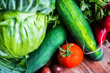 Tahta arka planda taze sebzeler