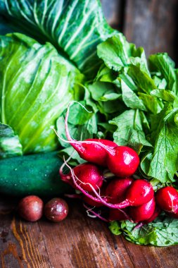 Tahta arka planda taze sebzeler