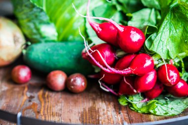 Tahta arka planda taze sebzeler