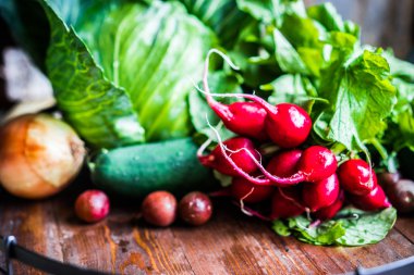 Tahta arka planda taze sebzeler