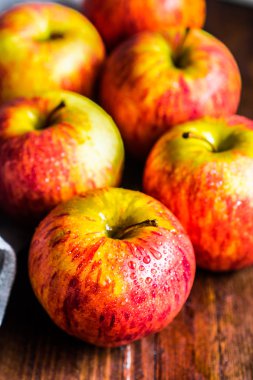 Ahşap arka plan üzerinde renkli elma