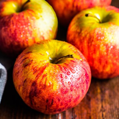 Ahşap arka plan üzerinde renkli elma