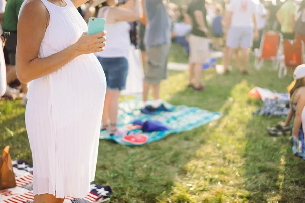 Mujer embarazada en el picnic — Foto de Stock
