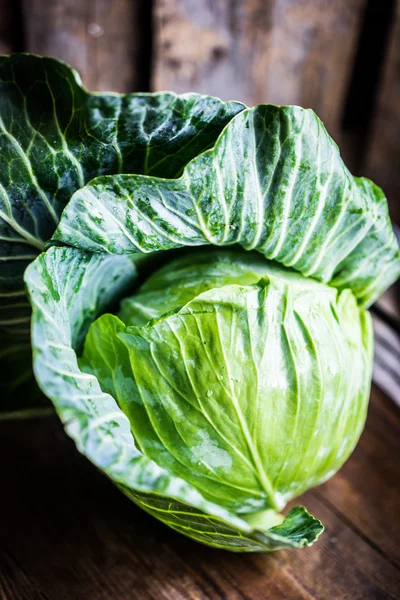 Ahşap arka plan üzerinde çiğ lahana