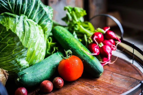 Frisches Gemüse auf Holzgrund — Stockfoto