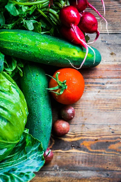 Légumes frais sur fond en bois — Photo