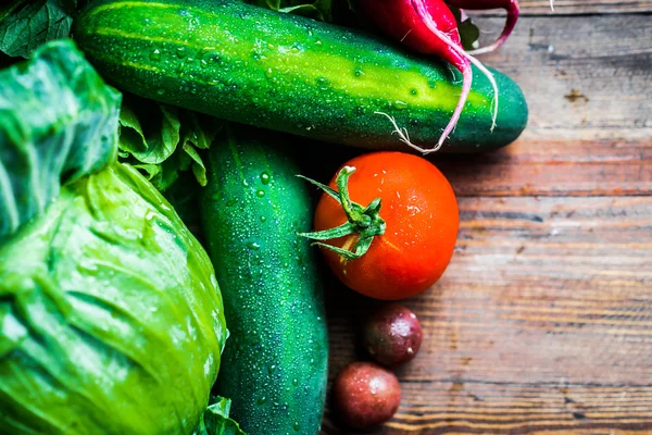 Légumes frais sur fond en bois — Photo