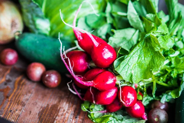 Frisches Gemüse auf Holzgrund — Stockfoto