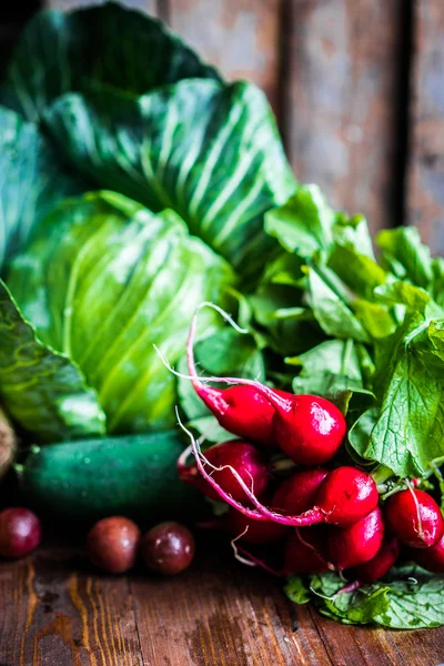 Verduras frescas sobre fondo de madera — Foto de Stock