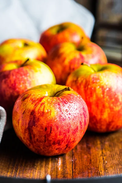 Яблоки на деревянном фоне — стоковое фото