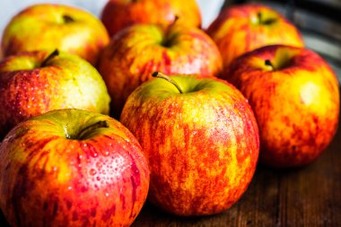 Ahşap arka plan üzerinde renkli elma