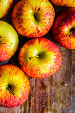 Ahşap arka plan üzerinde renkli elma