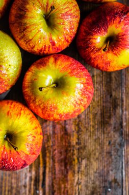 Ahşap arka plan üzerinde renkli elma