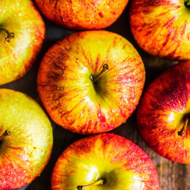 Ahşap arka plan üzerinde renkli elma