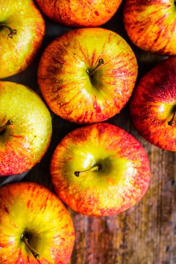 Ahşap arka plan üzerinde renkli elma