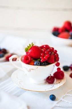 Bir fincan çay taze çilek karışımı