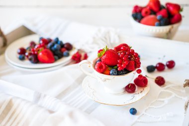 Bir fincan çay taze çilek karışımı