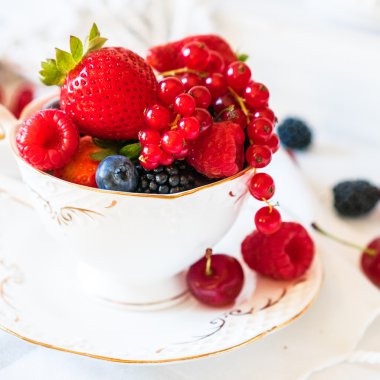 Bir fincan çay taze çilek karışımı