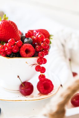 Bir fincan çay taze çilek karışımı