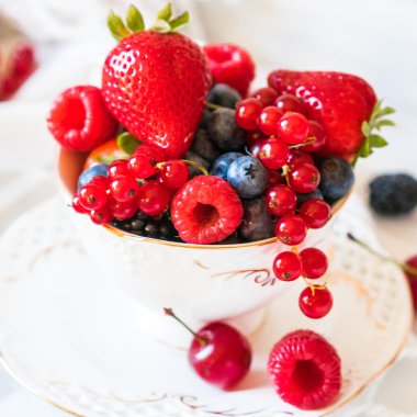 Bir fincan çay taze çilek karışımı