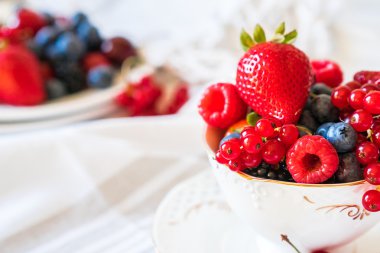 Bir fincan çay taze çilek karışımı