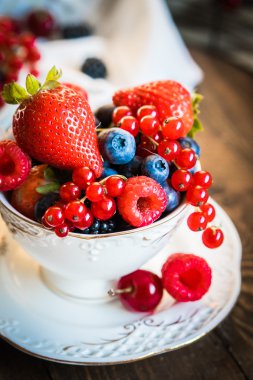 Bir fincan çay taze çilek karışımı