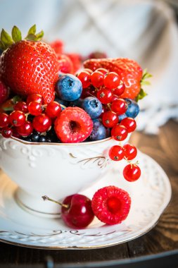 Bir fincan çay taze çilek karışımı