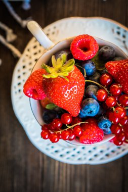 Bir fincan çay taze çilek karışımı