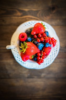 Bir fincan çay taze çilek karışımı