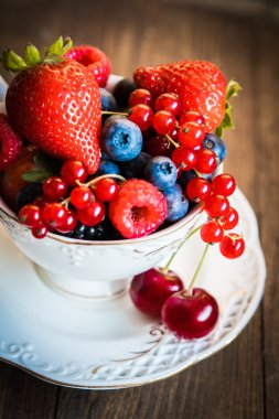 Bir fincan çay taze çilek karışımı