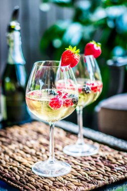 Yaz ile taze çilek kokteyli