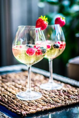 Yaz ile taze çilek kokteyli