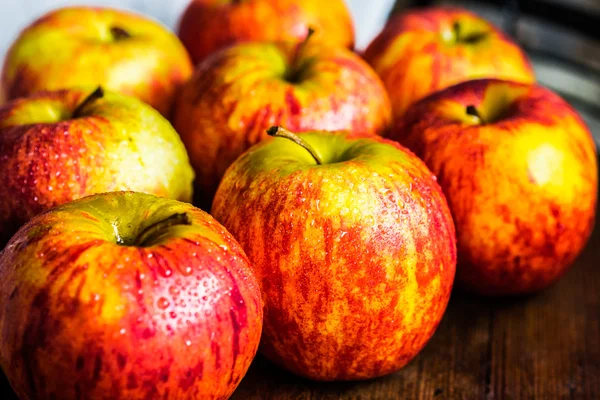 Ahşap arka plan üzerinde renkli elma