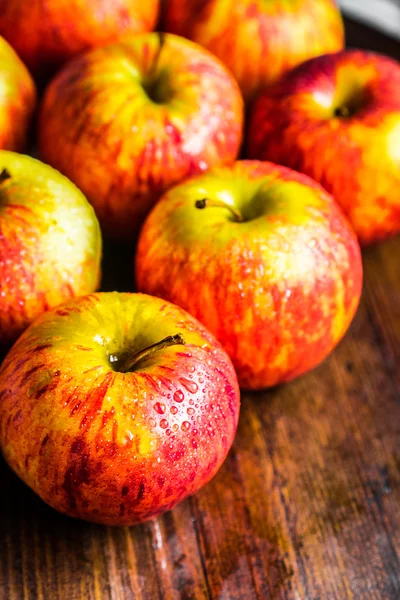 Ahşap arka plan üzerinde renkli elma