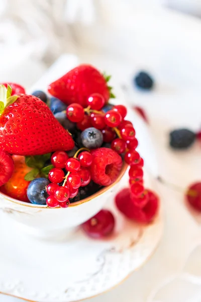 Mischung aus frischen Beeren in einer Tasse Tee — Stockfoto