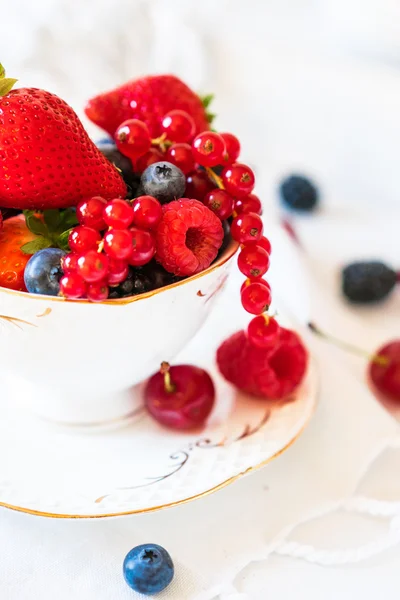 Змішайте свіжі ягоди в чашці чаю — стокове фото
