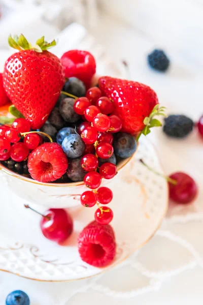 Bir fincan çay taze çilek karışımı