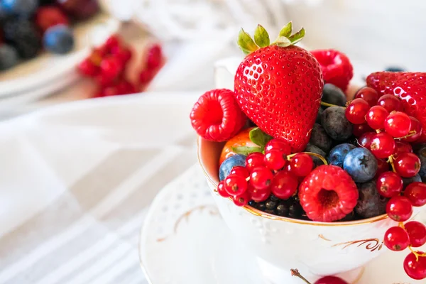 Bir fincan çay taze çilek karışımı