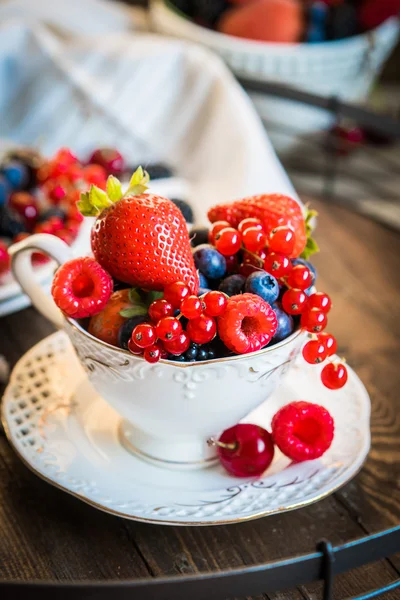 Bir fincan çay taze çilek karışımı